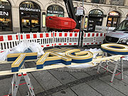 „OSRAM - Hell wie der lichte Tag" leuchtet wieder - Neue Buchstaben für OSRAM Werbung am Münchner Stachus wurden am 22.02.2021 installiert (©Foto: Martin Schmitz)